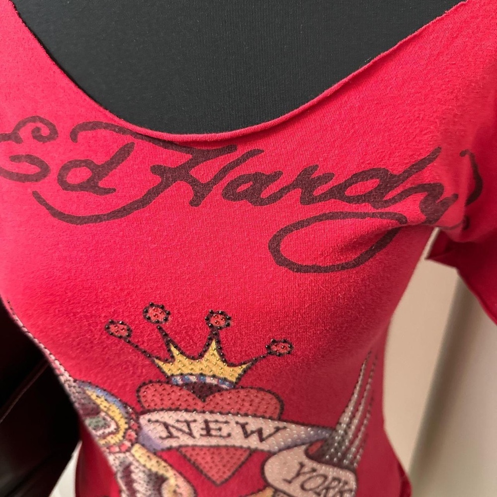 Ed Hardy Red Short-Sleeve Graphic Tee with New York Crest - Picture 2 of 5